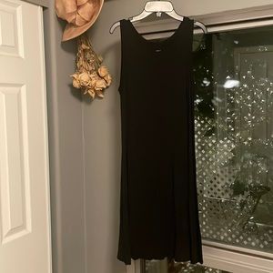 Small women’s loose fit black sleeveless dress